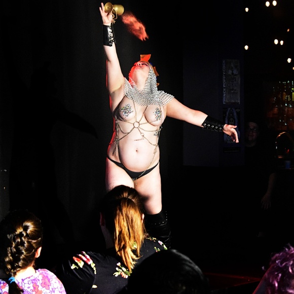 Kate E. Gaga ; pole, burlesque, queerness. - Picture 6 of 8